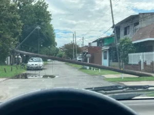 Vista urbana de Rosario con cables y columnas en la vía pública