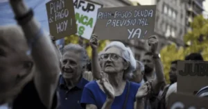 Vista de Rosario y adultos mayores gestionando la exención de la TGI