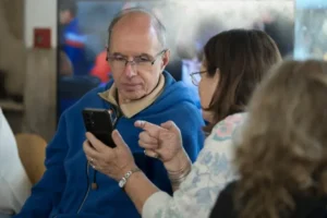 Talleres gratuitos de uso de celular para personas mayores en Rosario