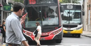 Colectivos urbanos circulando en la ciudad de Santa Fe