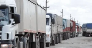 Camiones aguardando ingreso a puertos en Santa Fe, ordenados con sistemas de IA