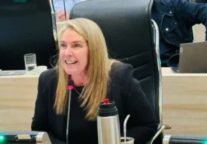 Schmuck propone tarifa flexible de taxis frente al avance de las apps en Rosario