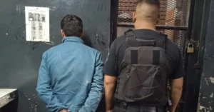 Patrullero policial en Rosario durante un operativo