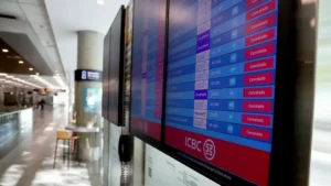 Aviones en pista tras el levantamiento del paro de controladores aéreos