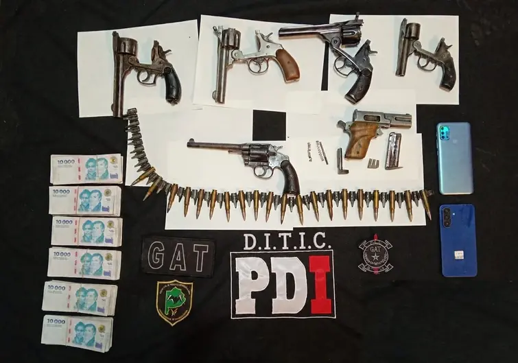 Secuestran $6 millones y un arsenal en allanamientos en Rosario