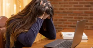 Mujer organizando agenda y materiales escolares para la vuelta a clases