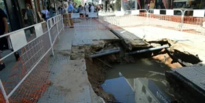 Socavón en la Peatonal San Martín con vallado y comercios afectados
