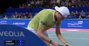 Tenista en medio de un partido bajo sospecha por apuestas