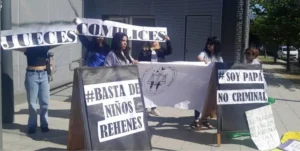 Manifestación en la ciudad de Santa Fe con carteles y consignas