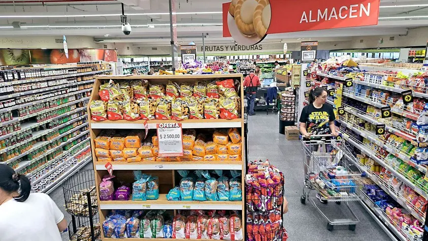 Suba de combustibles: supermercados remarcan hasta 12%