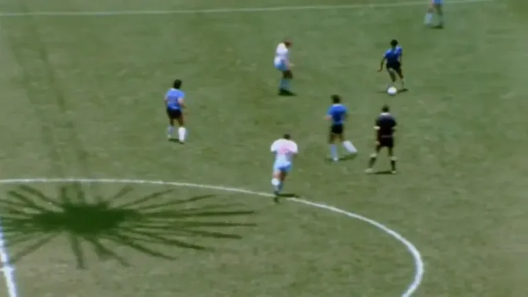 Subastan la pelota del Gol con la Mano de Maradona