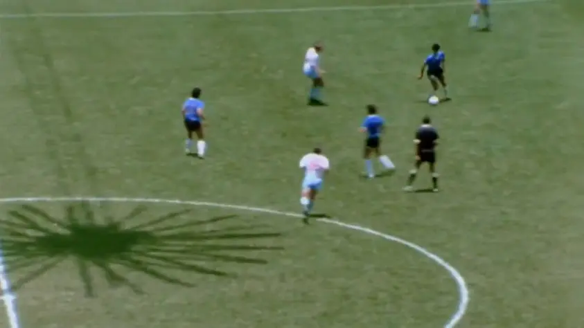 Subastan la pelota del Gol con la Mano de Maradona