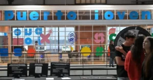 Jóvenes participando de talleres en el Laboratorio Tecnológico de Rosario