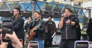 Tan Biónica sorprendió con mini show y anunció fecha en Newell’s