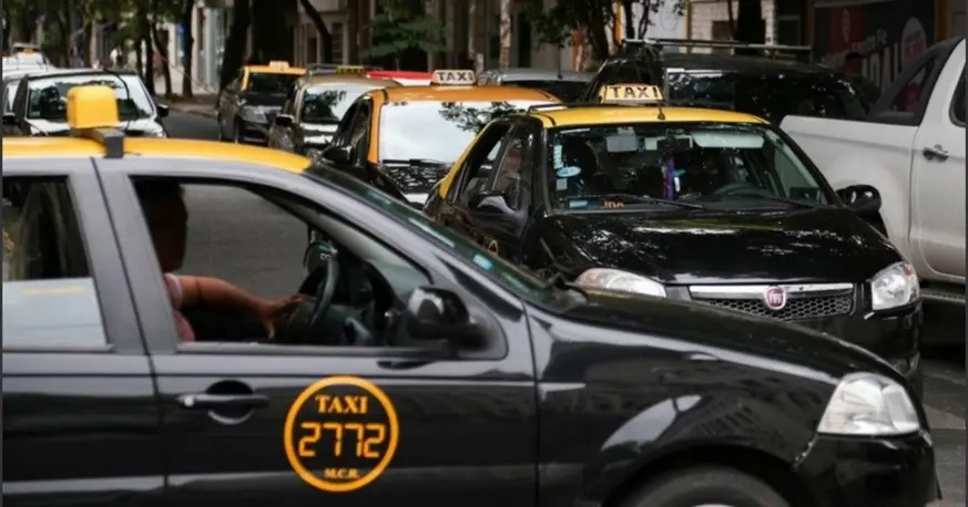 Taxistas impulsan viajes compartidos y regulaciones a apps