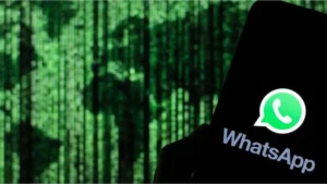 Celular con la aplicación WhatsApp abierta