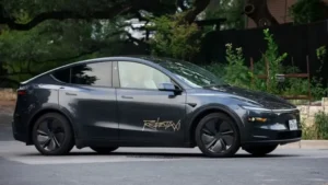 Vehículo autónomo de Tesla circulando en ciudad