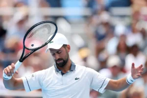 Thiago Tirante celebra tras vencer a Novak Djokovic en Cincinnati