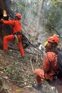 Restos de un helicóptero turístico accidentado en Río de Janeiro