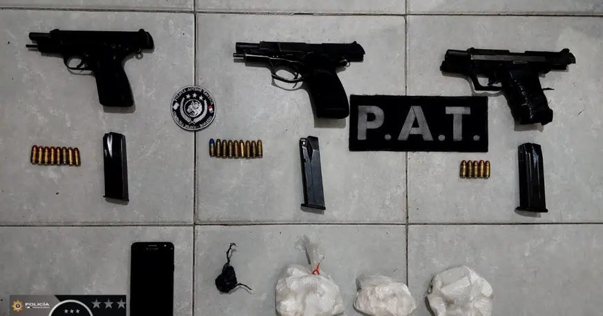 Tres detenidos en VGG con armas y casi medio kilo de cocaína