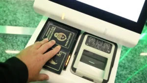 Turistas y billetes de dólar en contexto del Mundial 2026