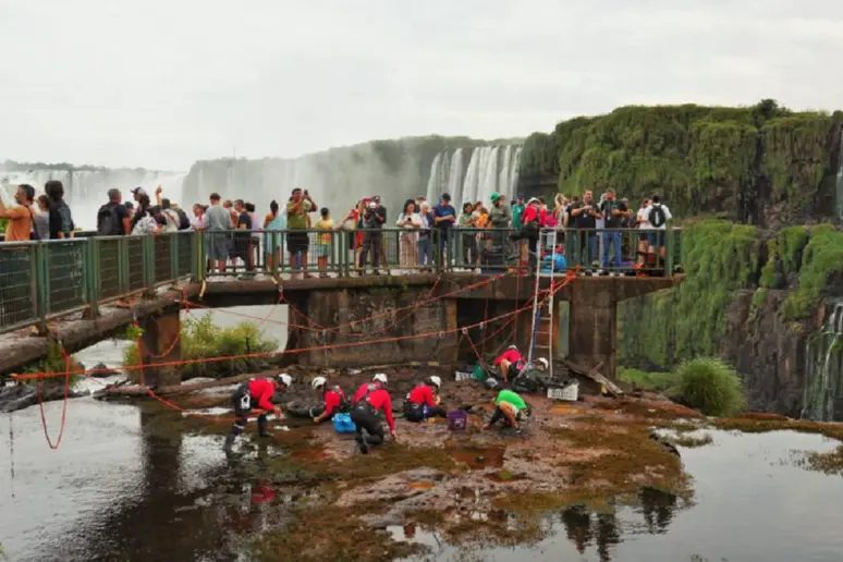 Un turista se lanzó a las Cataratas del Iguazú por su celular