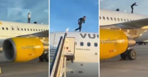 Un joven se subió al ala de un avión y frenó un vuelo