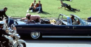 Una filmación reaviva la teoría del segundo tirador de Kennedy