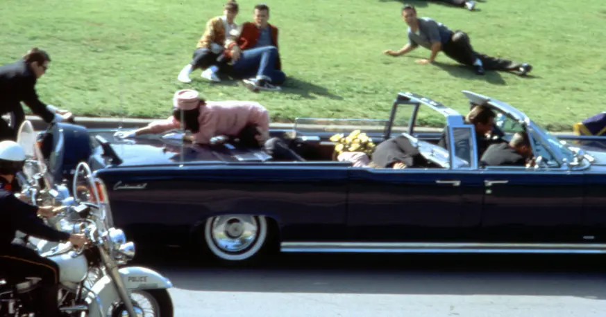 Una filmación reaviva la teoría del segundo tirador de Kennedy