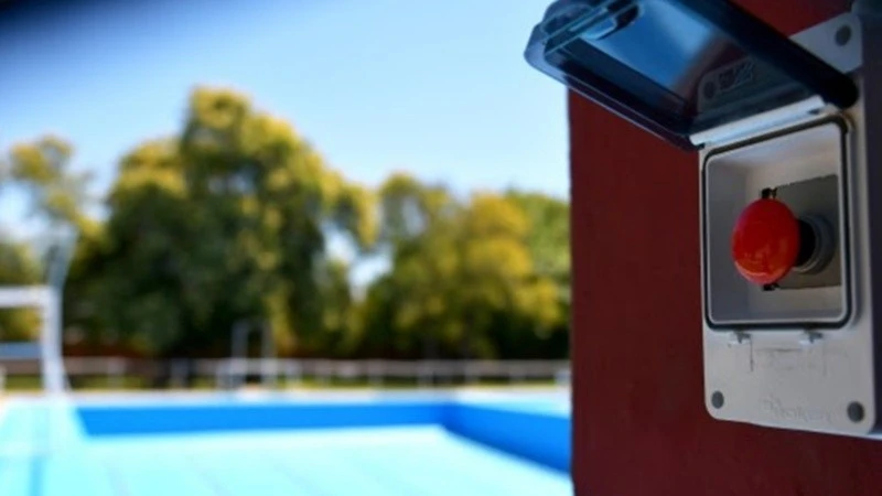 Botones de emergencia en piletas públicas.