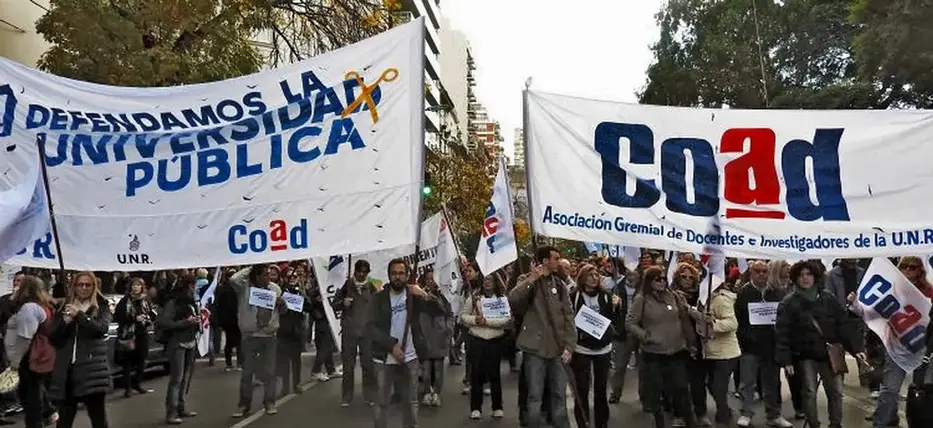 Docentes de la UNR votan si levantan el paro tras la oferta salarial