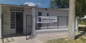 Fachada de un centro de salud vandalizado en San Javier