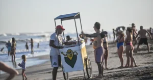 Playa en la Costa Atlántica con poca concurrencia por la caída del consumo