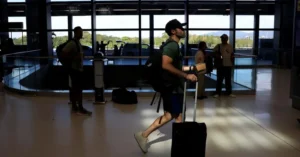 Pasajeros caminando por un aeropuerto internacional