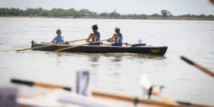 Travesía de remo en el río Paraná frente a Villa Gobernador Gálvez