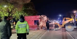 Camión jaula volcado en la ruta 11 en San Justo, Santa Fe
