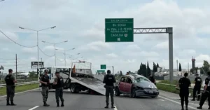 Patrullero y ambulancia en un siniestro vial en Circunvalación de Rosario