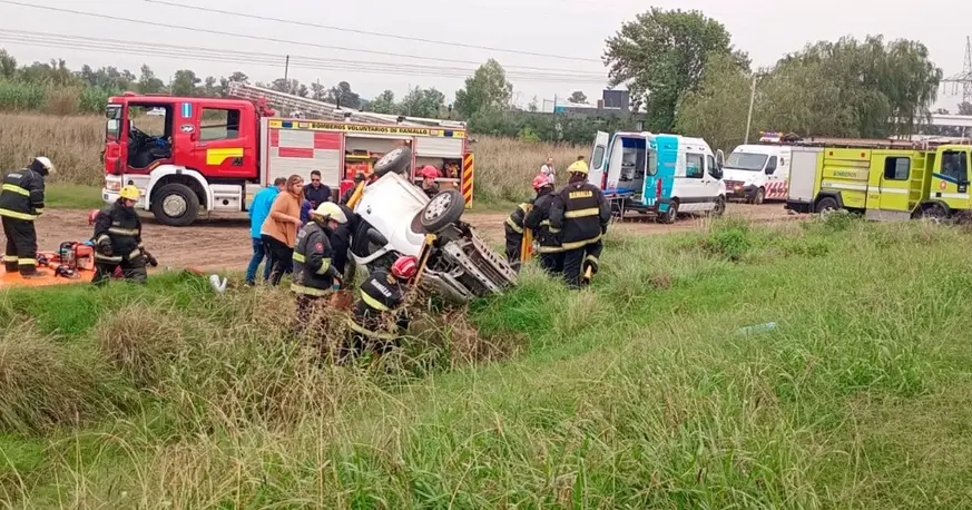 Un viaje laboral hacia Buenos Aires terminó en tragedia sobre la Ruta Nacional 9, a la altura de San Nicolás, cuando un auto con cinco ocupantes volcó y uno de ellos, un hombre oriundo de Rosario, murió en el acto. Tres mujeres resultaron heridas.