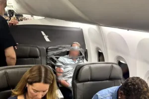 Avión de American Airlines en pista tras un aterrizaje desviado