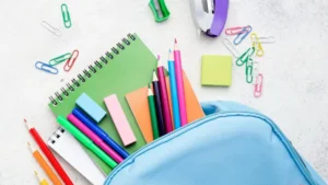 Artículos escolares y mochilas sobre una mesa