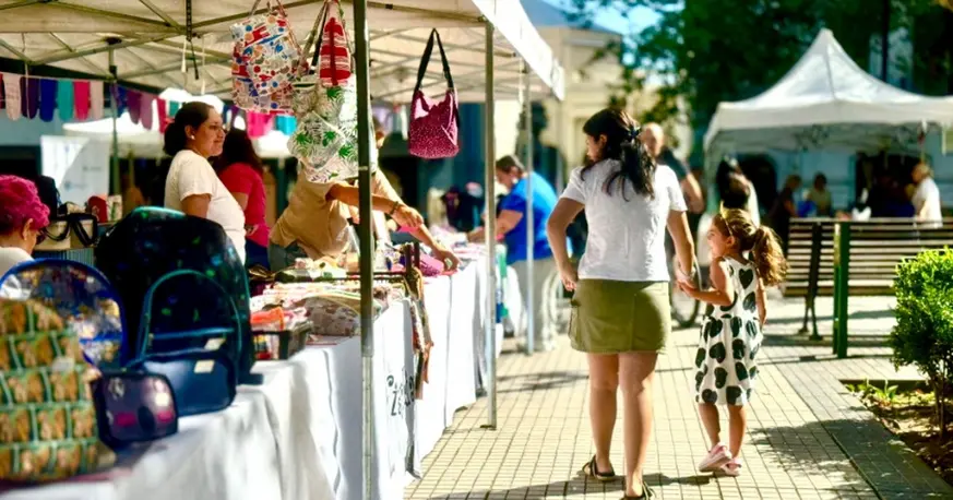 Vuelta a clases: feria escolar local en plaza Pringles