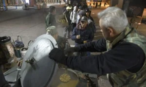 Veteranos de Malvinas salen a repartir comida caliente en distintos puntos de la ciudad