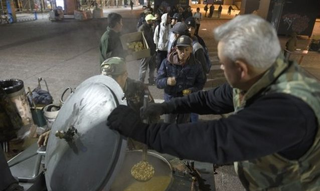 Veteranos de Malvinas salen a repartir comida caliente en distintos puntos de la ciudad