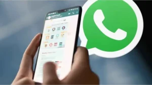 Teléfono celular con la aplicación WhatsApp abierta en primer plano