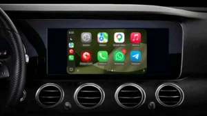 Interfaz de WhatsApp en Apple CarPlay dentro de un auto