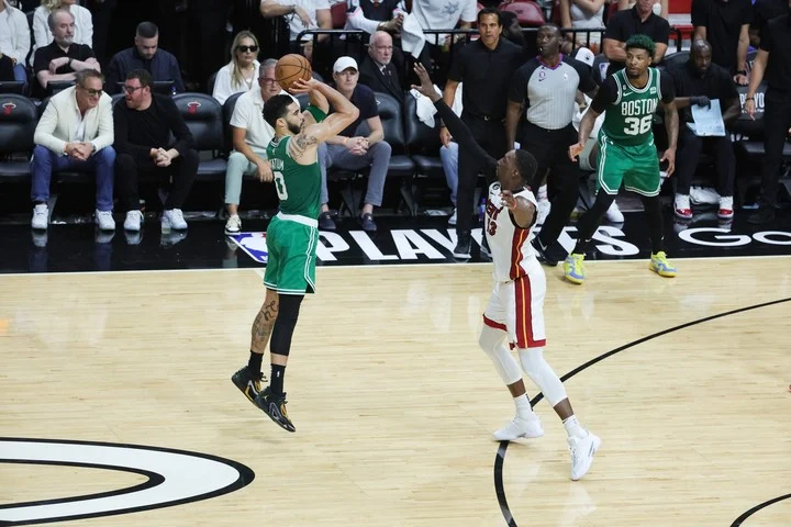 Derrick White anotó un doble en la última jugada del partido y estableció el marcador 103-104. Con esta victoria, igualaron 3-3 y estiraron las finales a un séptimo duelo.